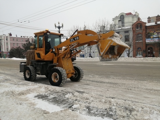 Улицы Хабаровска продолжают чистить от снега