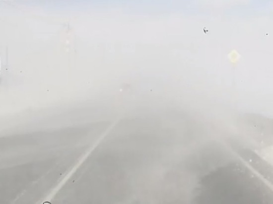 Водители делятся видео «никакой» видимости из-за снега на дорогах Забайкалья