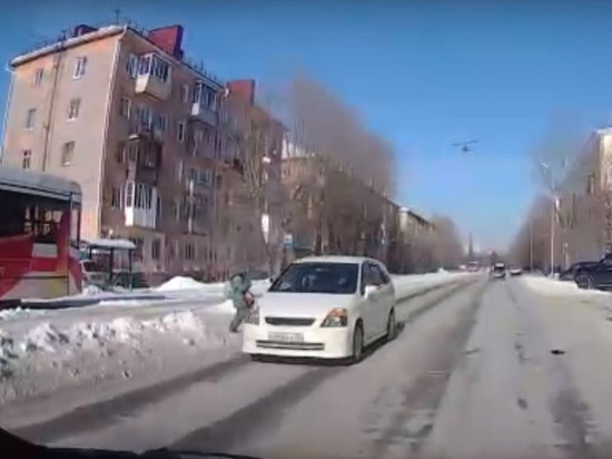 В Омске водитель иномарки на переходе чуть не сбил ребёнка
