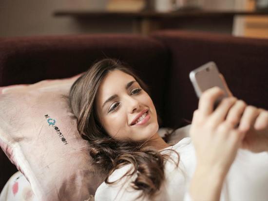 Невролог Царева объяснила, как смартфон помогает сну