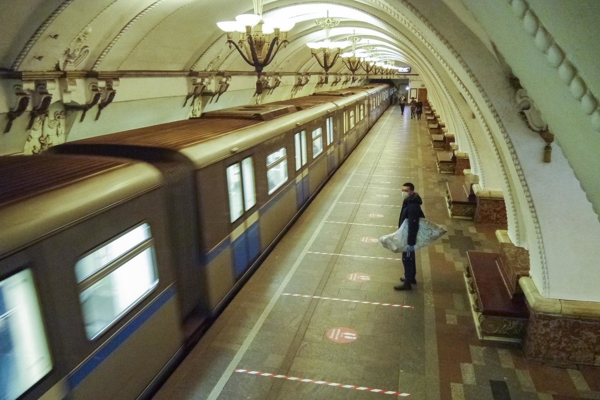 Психолог рассказал, как можно предотвратить суициды в метро - МК