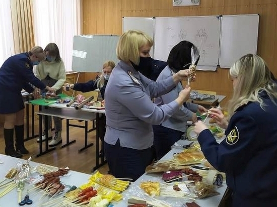 К 23 февраля дамы из УФСИН по Смоленской области собрали мужчинам съедобные букеты