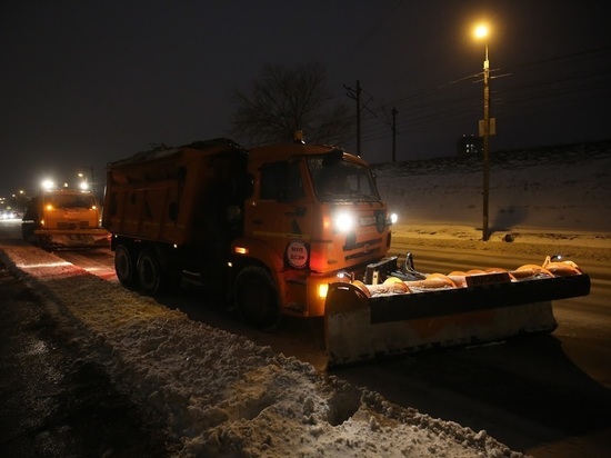 В Волгограде 67 спецмашин вышли на расчистку улиц от снега