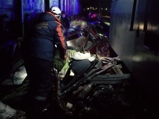 Врезавшегося в электричку в Чите водителя Suzuki вытаскивали спасатели