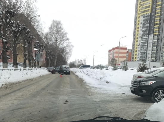 Из-за массовой аварии на улице Тимуровцев затруднено движение