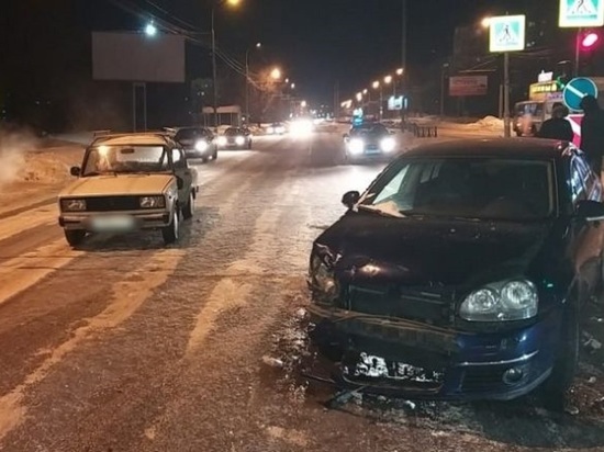 Водитель и пассажир ВАЗа получили травмы в аварии в Томске