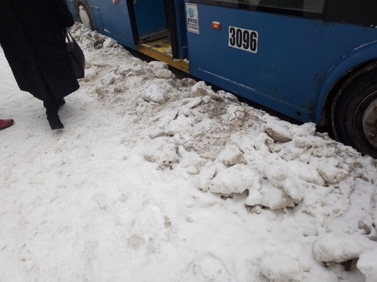 Рязанка пожаловалась на неубранный снег на остановке на улице Гагарина