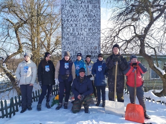 Школьники Псковского района убрали снег на воинских захоронениях
