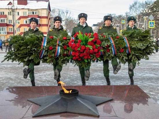 Сахалинцы в День защитника Отечества принесли цветы к Вечному огню