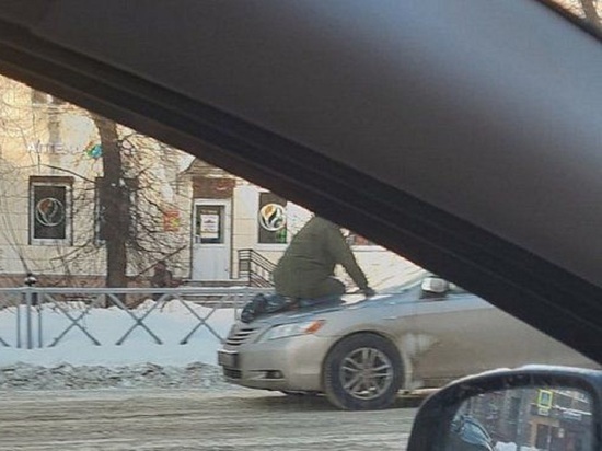В центре Ярославля женщина катала на капоте своего бывшего мужа