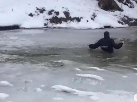 На Кубани участковый, ломая лёд руками, вытащил человека из реки