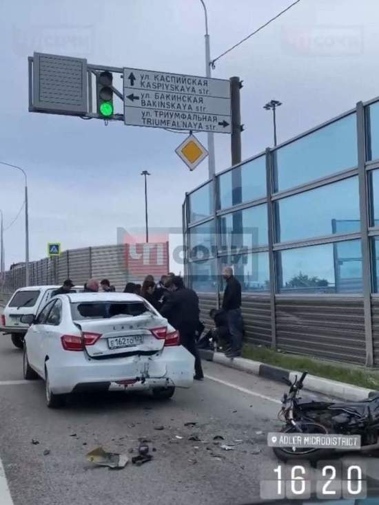 В районе Сочи мотоциклист въехал в легковой автомобиль