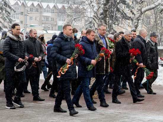 Ставропольцы пришли на церемонию возложения цветов 23 февраля