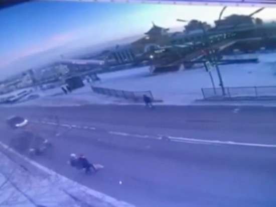 В Улан-Удэ смертельное ДТП попало на камеру видеонаблюдения (Видео 18 плюс)