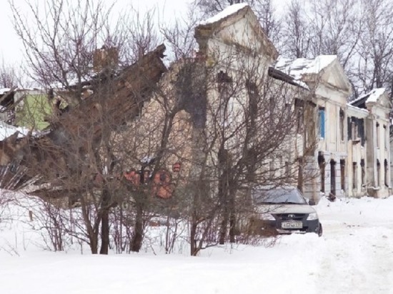 В Смоленске обрушилась стена заброшенного дома