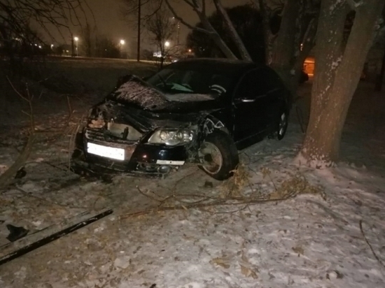 В Волгоградской области пострадали пассажиры «Фольксвагена», врезавшегося в столб