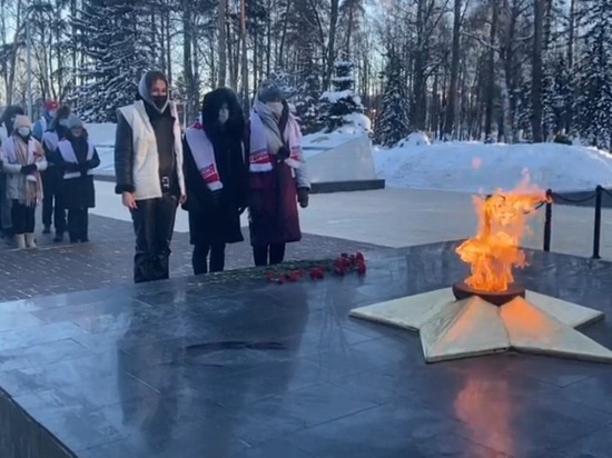 Молодые активисты в рамках акции «Защитим память героев» возложили цветы к мемориалу «Вечный огонь» в Костроме