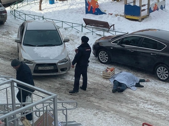 В Красноярске мужчина выпал из окна 16-этажки и погиб