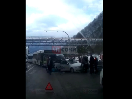 В горах Сочи автобус врезался в легковушку, есть пострадавшие