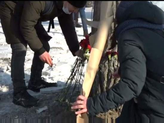 В Улан-Удэ друзья подростков, погибших в ДТП, возложили цветы на месте аварии