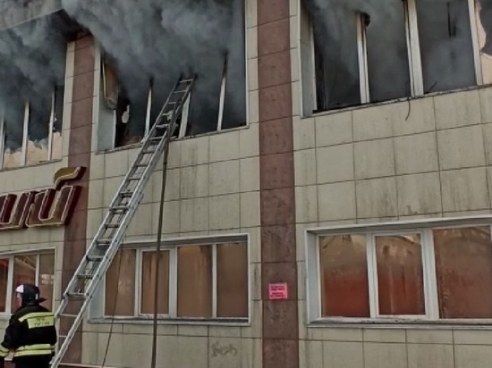 Пожар в ТЦ Горно-Алтайска заставил покупателей прыгать из окон