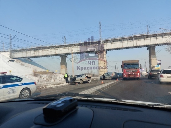 Водитель ВАЗа погиб в массовой аварии на выезде из Красноярска