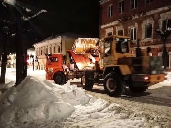 Почти двадцать улиц почистили в Серпухове ночью
