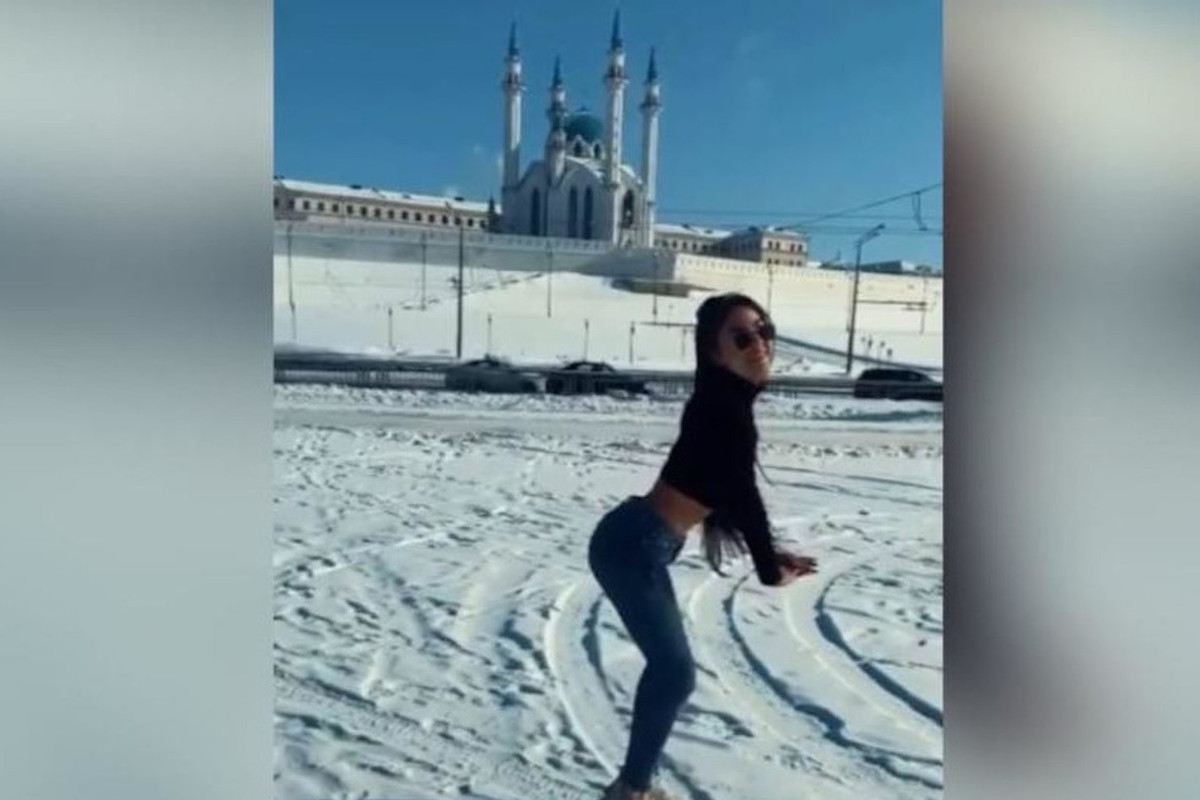 Текст песни москва танцуй казань танцуй. Девушка на фоне мечети в Казани. Блогерша на фоне мечети. Селфи на фоне мечети. Девушка танцует на фоне мечети.