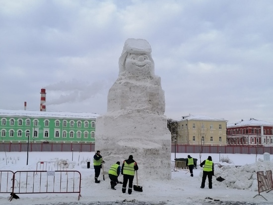 В Туле скульптор приступил к созданию снеговика-гиганта на Казанской набережной