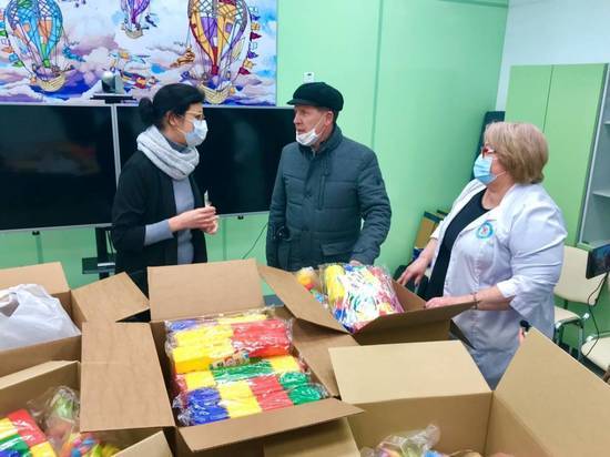 Псковский депутат привез игрушки в детский корпус инфекционной больницы