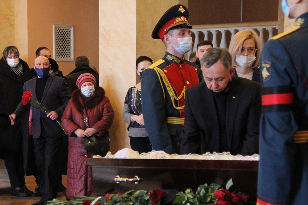 Офицеры прощание. Дом офицеров флота Владивосток похороны. Прощание с погибшими офицерами в Чите дом офицеров.