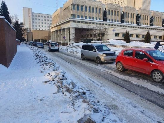 В Омске продолжили убирать снег после бурана