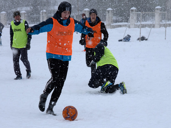 Команды из Удомли сыграли в мини-футбол на снегу у Калининской АЭС