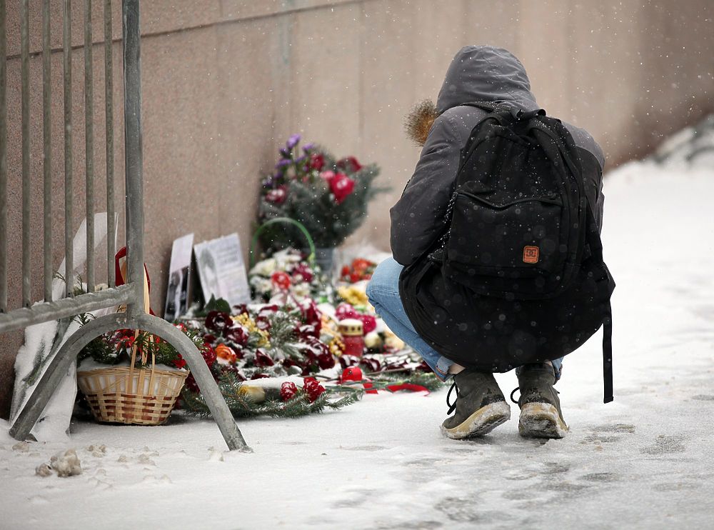 В Москве восстановили мемориал Немцова: кадры с моста