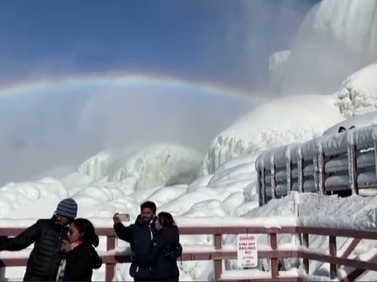 Заледеневший из-за морозов Ниагарский водопад восхитил посетителей