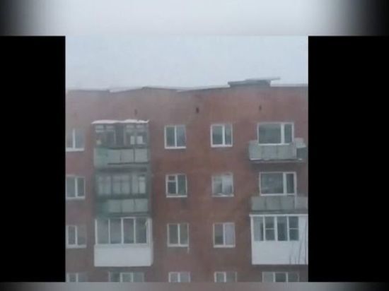 В Омске у многоэтажного дома от урагана «отстегнулась» крыша