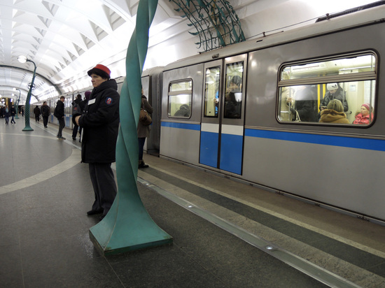Мужчину, угрожавшего взорвать гранату в московском метро, задержали