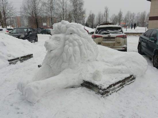 В Смоленске умелец вылепил из снега огромного льва