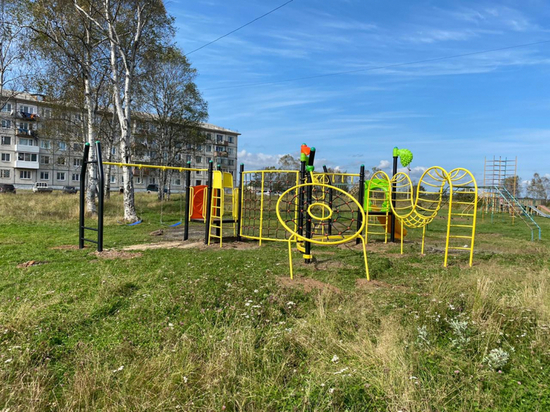 В поселке Хабаровского края построили новую площадку с детским городком