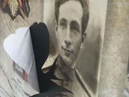 В Карелии неизвестные испортили стенд с именами героев ВОВ у мемориала