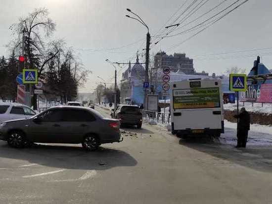 Автобус №35 и иномарка столкнулись в центре Барнаула