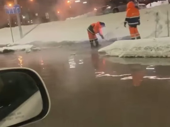 В Красноярске затопило улицу из-за спущенного в унитаз ковра