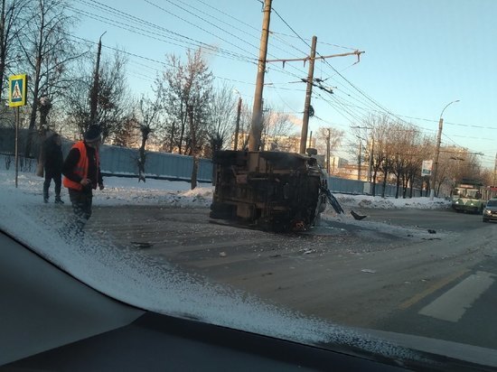 В Иванове опрокинулся грузовик, в момент аварии водитель был пьян