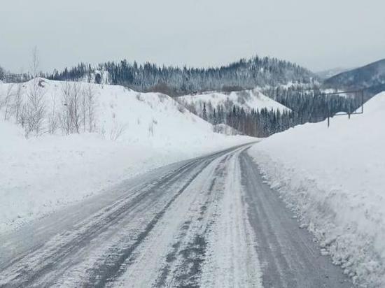 Дорожная техника убирает снег на трассах Хакасии