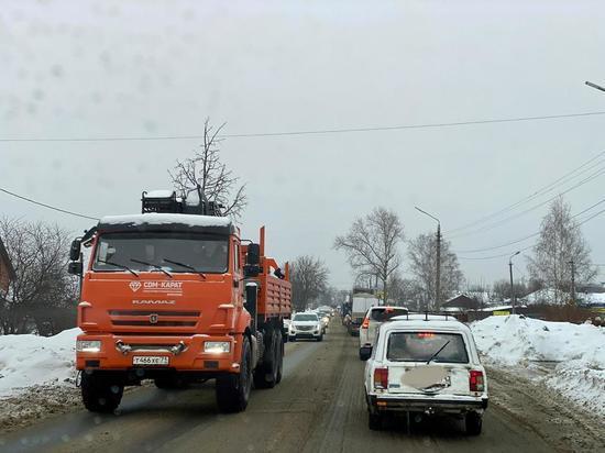Получасовая пробка собралась на улице Чмутова в Туле 25 февраля
