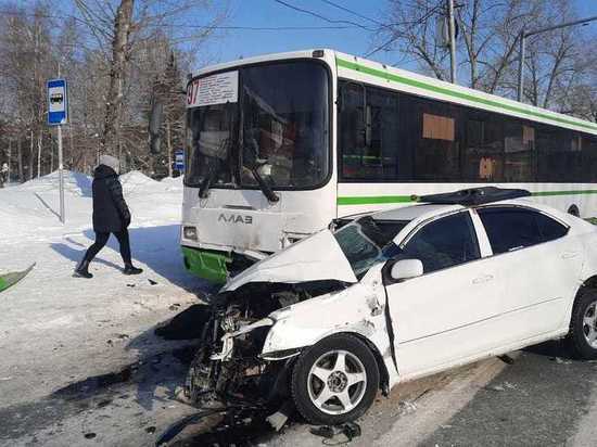Водитель иномарки погиб в жестком ДТП с автобусом в Новосибирске