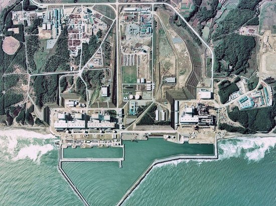 Землетрясение привело к смещению цистерн с водой на АЭС "Фукусима-1"