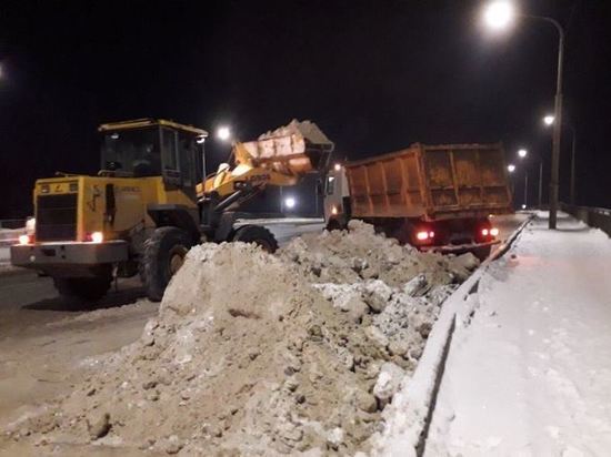 В Костроме коммунальщики ликвидируют последствия снегопада и борются с гололедом