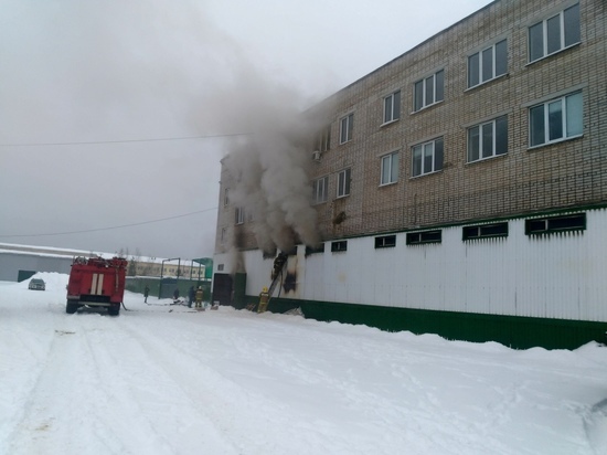 В Тверской области горел склад с обувью