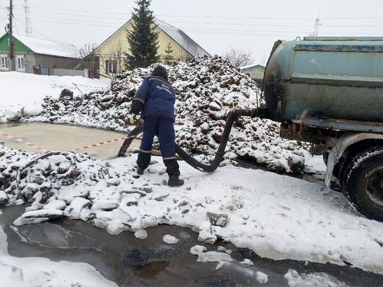 В Кирсанове третьи сутки устраняют аварию на трубопроводе
